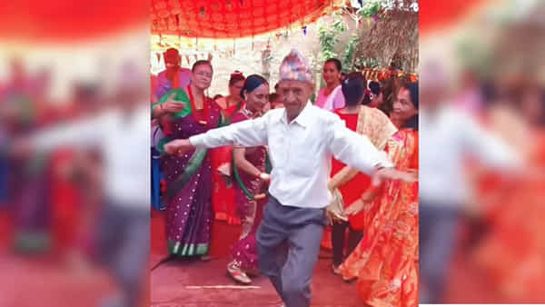 Viral Video: వామ్మో ఇదేం డ్యాన్స్ తాత.. యోగా స్టెప్పులతో పిచ్చెక్కించావుగా.. నెట్టింటిని షేక్ చేస్తోన్న వీడియో..