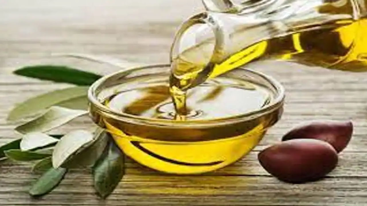 Olive Oil:
మోనోశాచురేటెడ్ కొవ్వుల యొక్క గొప్ప మూలం. పోషకాహార నిపుణుల అభిప్రాయం ప్రకారం, మోనోశాచురేటెడ్ కొవ్వులు గుండె ఆరోగ్యాన్ని మెరుగుపరుస్తాయి మరియు వాపును తగ్గిస్తాయి. 