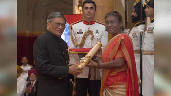 Padma Awards 2023: ఘనంగా పద్మ అవార్డుల ప్రదానోత్సవం.. ముగ్గురికి పద్మవిభూషణ్, నలుగురికి పద్మభూషణ్..