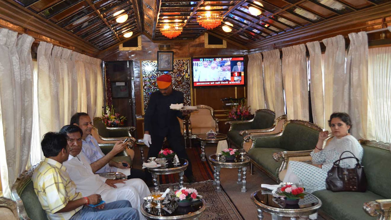 Palace On Wheels-భారతదేశంలో రెండవ అత్యంత విలాసవంతమైన రైలు. ఇందులో పర్యాటకులు ప్యాలెస్‌లో ఉన్న అనుభూతిని పొందుతారు. ప్రయాణీకుల సౌకర్యార్థం విలాసవంతమైన గది, రెస్టారెంట్, బార్, సెలూన్ వంటి అనేక సౌకర్యాలు ఇందులో ఉన్నాయి. ఈ రైలు రాజధాని ఢిల్లీ నుండి ప్రారంభమవుతుంది. ఆగ్రా మీదుగా రాజస్థాన్‌లోని భరత్‌పూర్, జోధ్‌పూర్, జైసల్మేర్, ఉదయపూర్, చిత్తోర్‌గఢ్, సవాయి మాధోపూర్ మరియు జైపూర్‌లను సందర్శించడానికి పర్యాటకులను తీసుకువెళుతుంది. ఈ రైలు ధర రూ.5.9 లక్షల నుంచి రూ.10.7 లక్షల వరకు ఉంటుంది.