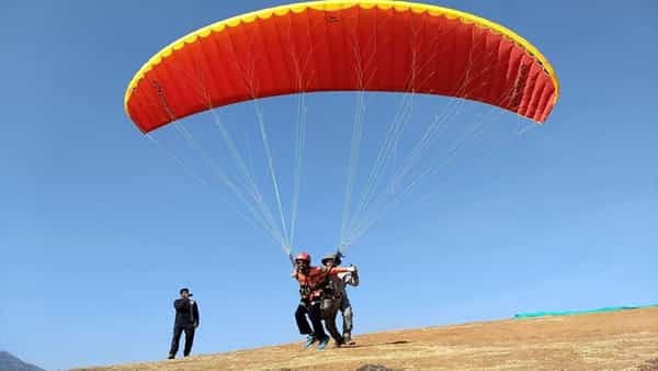 Paragliding: పీడకలగా మారిన పారాగ్లైడింగ్.. రెండు గంటల పాటు గాలిలోనే ప్రాణాలు..