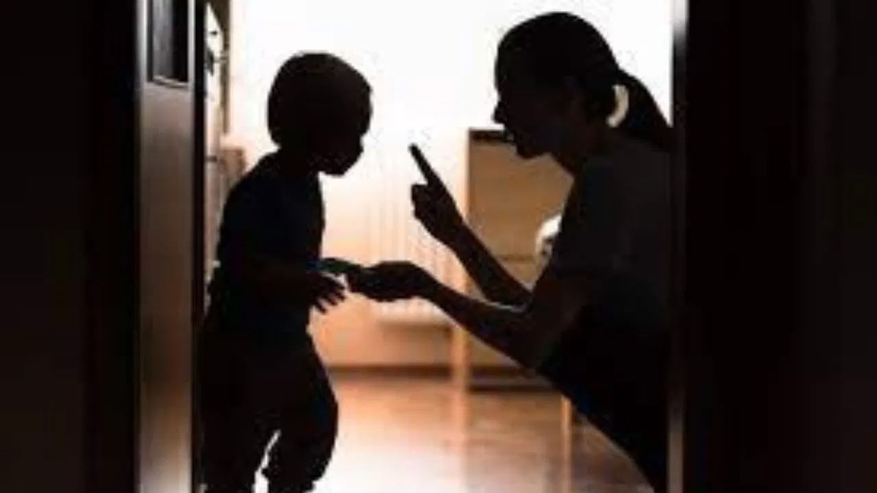 నిరంతర పర్యవేక్షణ: చాలా మంది తల్లిదండ్రులు తమ పిల్లలను ఒంటరిగా వదిలిపెట్టరు. చాలామంది తల్లిదండ్రులు తమ పిల్లలను 24 గంటలు పర్యవేక్షిస్తూనే ఉంటారు. ఇలా చేయడం వల్ల పిల్లల్లో ఒకరకమైన ఆత్మన్యూనతాభావం కలుగుతుంది. అది వారిని కుంగదీస్తుంది.