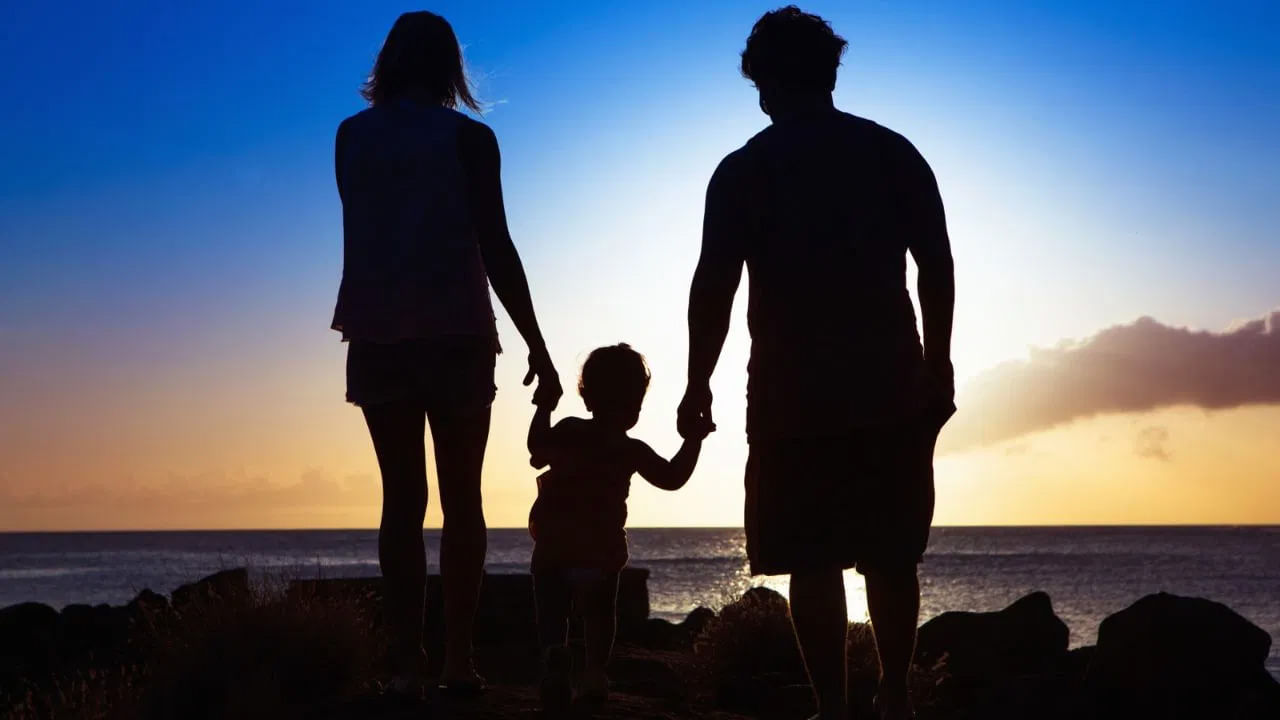 షరతులతో కూడిన ప్రేమ: చాలామంది తల్లిదండ్రులు పరీక్షల్లో మంచి మార్కులు సాధించిన, మంచి ప్రతిభ కలిగిన పిల్లలపై ఎక్కువ ప్రేమ చూపుతారు. అలా చేయడం వల్ల మరో బిడ్డ డిప్రెషన్‌కు గురయ్యే ప్రమాదం ఉంది.