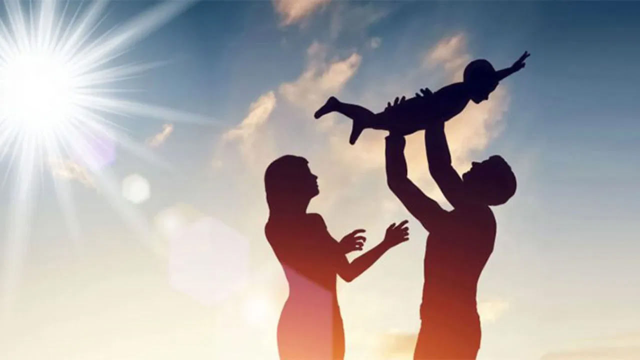 పిల్లలతో స్నేహంగా ఉండాలి: చాలా మంది తల్లిదండ్రులు తమ పిల్లలు పెరిగేకొద్దీ వారిపై ఒత్తిడి పెంచుతూనే ఉంటారు. బిడ్డ క్రమంగా ఎదుగుతున్నప్పుడు.. తల్లిదండ్రులు తమ పిల్లలతో స్నేహితుడిలా మెలగడం అలవాటు చేసుకోవాలి.