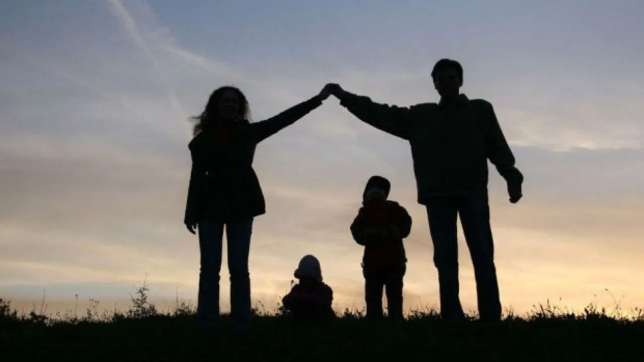 మానసికంగా నిర్లక్ష్యం: కొంతమంది తల్లిదండ్రులు పిల్లలకు ఆహారం, నీరు వంటి ప్రాథమిక అవసరాలను అందించడం తమ బాధ్యతగా భావిస్తారు. పిల్లలతో మానసికంగా కనెక్ట్ అవ్వరు. ఇతర పనులలో బిజీగా ఉంటారు. అలా ఉండకుండా.. పిల్లలను మానసికంగా కూడా దగ్గరకు తీసుకోవాలి. వారిపై ప్రేమ చూపించాలి.