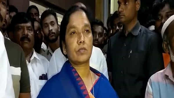 Paritala Sunitha: నా నుదిటిపై కుంకుమ లేకపోవడానికి కారణం ఎవరు.. సునీతమ్మ భావోద్వేగం