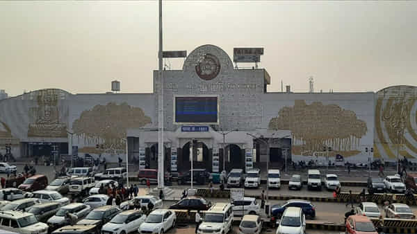 Patna Junction: హఠాత్తుగా రైల్వే ప్లాట్ ఫామ్పై టీవీ స్క్రీన్పై బ్లూ ఫిల్మ్.. సిగ్గుతో తలదించుకున్న ప్రయాణీకులు