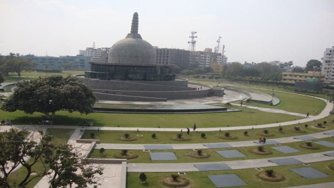 Patna-బీహార్‌లో ప్రయాణించడం గురించి మాట్లాడుతూ, పాట్నాను ఎలా మర్చిపోతారు.?  పాట్నా హిందువులు, సిక్కులు, జైనులు, బౌద్ధులకు మతపరమైన ప్రదేశంగా పరిగణించబడుతుంది. పాట్నాలో గాంధీ ఘాట్, పాట్నా సాహిబ్ గురుద్వారా, గోల్ఘర్, బీహార్ మ్యూజియం మొదలైన అనేక ప్రదేశాలు ఉన్నాయి.