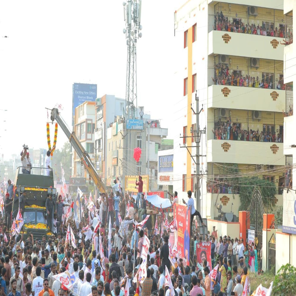 పవన్ కోసం సిద్ధమైన వారాహి వాహనానికి ముందుగా మంగళగిరి జనసేన కార్యాలయంలో ప్రత్యేక పూజలు చేశారు. అనంతరం ఆటోనగర్‌ తరలించారు.