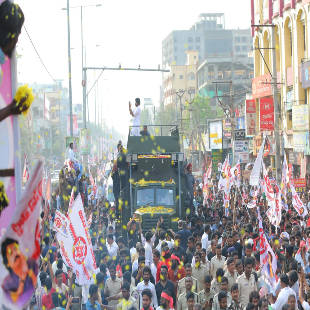 విజయవాడ నోవాటెల్ నుంచి ఆటో నగర్ బయల్దేరిన పవన్.. అక్కడ వారాహి పైకి ఎక్కారు. బెజవాడ నుంచి బందరు పయనమయ్యారు. దీంతో ఈ రోడ్డులో ట్రాఫిక్ భారీగా స్తంభించింది. 