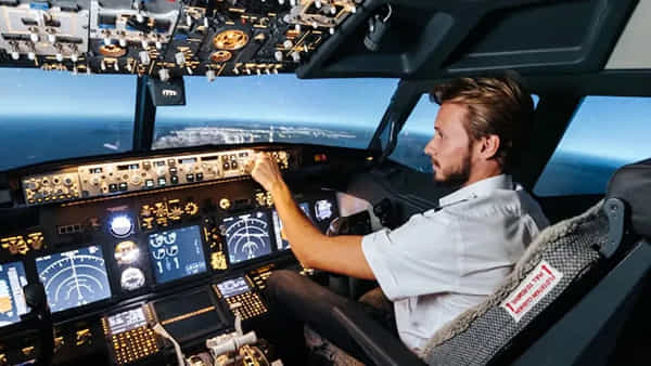 Pilots: దేశంలో పైలట్లకు పెరిగిన డిమాండ్.. భారీ ప్రణాళికతో ఎయిర్ ఇండియా