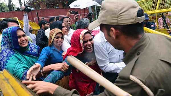 Pulwama: పుల్వామా అమర జవాన్ల భార్యల అరెస్ట్.. మండిపడ్డ కేంద్ర మహిళా కమిషన్