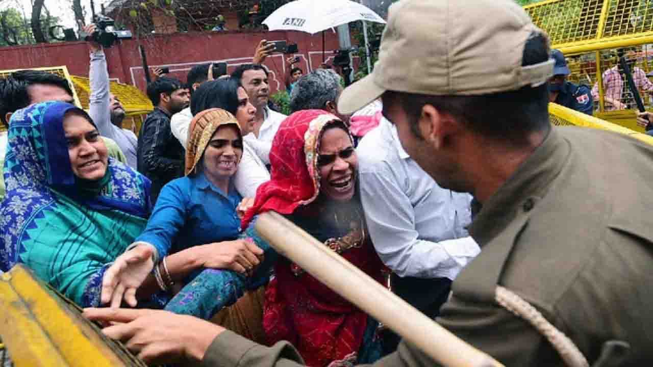 Pulwama: పుల్వామా అమర జవాన్ల భార్యల అరెస్ట్.. మండిపడ్డ కేంద్ర మహిళా కమిషన్