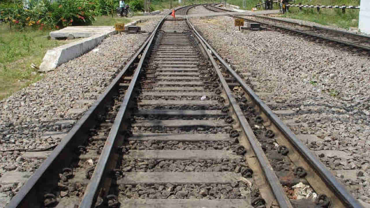 Railway Track Facts: రైలు పట్టాలు తుప్పు పట్టకపోవడం వెనుక కారణం ఏమిటి..?