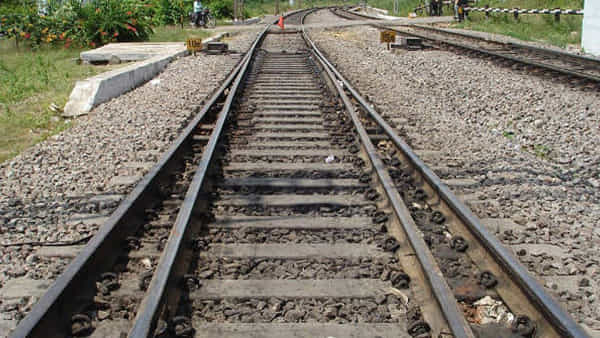 Railway Track Facts: రైలు పట్టాలు తుప్పు పట్టకపోవడం వెనుక కారణం ఏమిటి..?