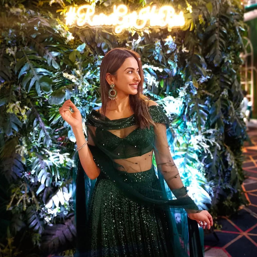 కెరటం సినిమాతో టాలీవుడ్ లోకి అరంగేట్రం చేసింది.