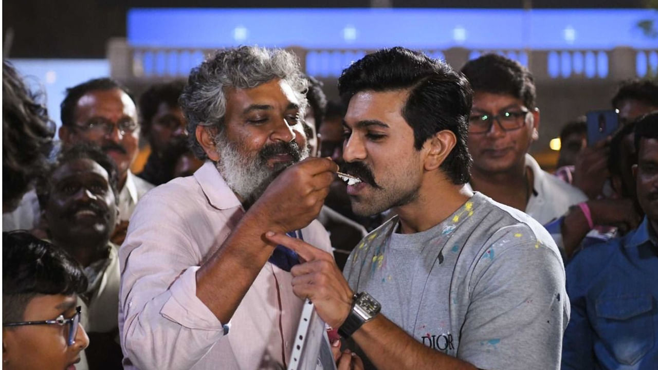 SS Rajamouli-Ram Charan: రామ్ చరణ్ బర్త్ డే‏కు స్పెషల్ గిఫ్ట్ ఇచ్చిన రాజమౌళి.. ఇంతకీ ఏం ఇచ్చారో తెలుసా..