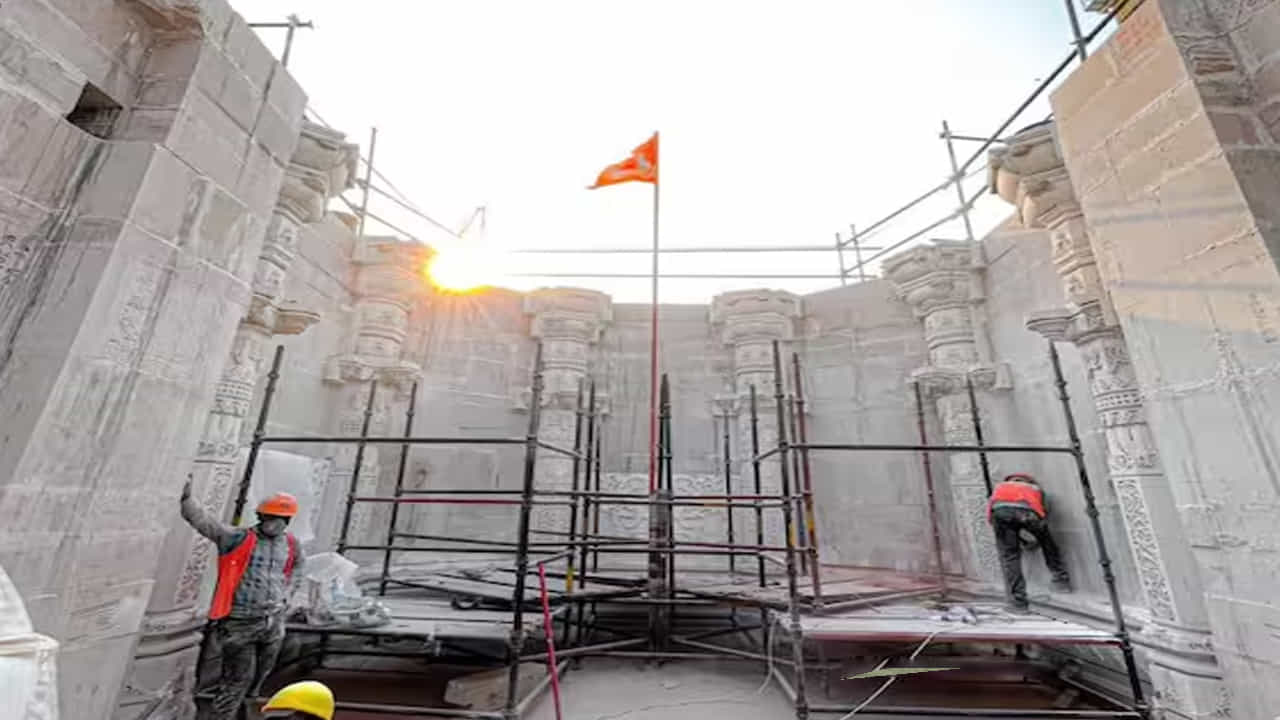 అయోధ్యలో నిర్మాణంలో ఉన్న రామమందిరం గర్భగుడి మొదటి చిత్రం తెరపైకి వచ్చింది. శ్రీ రామ జన్మభూమి తీర్థ క్షేత్ర ప్రధాన కార్యదర్శి చంపత్ రాయ్ ఈ ఫోటోలను షేర్ చేశారు. మందిర నిర్మాణ గొప్పతనాన్ని చూసి భక్తులు ఆశ్చర్యపోతున్నారు. ఈ ఫోటో షేర్ చేసిన వెంటనే సోషల్ మీడియాలో వైరల్గా మారింది.