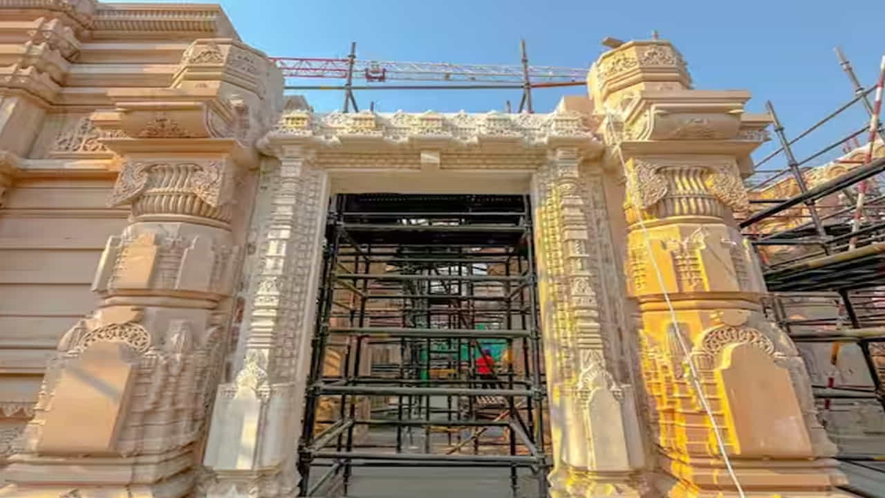 ఈ ఫోటోను రామ భక్తులు ఎక్కువగా షేర్ చేస్తున్నారు. చిత్రాన్ని షేర్ చేస్తూ.. చంపత్ రాయ్ ఇలా వ్రాశారు.. "జై శ్రీ రామ్. ఆ శ్రీరామ చంద్రుడు కొలువుదీరనున్న గుర్భగుడి ఇదే నంటూ క్యాప్షన్లో రాసుకొచ్చారు. సూర్యోదయ కిరణాలు విగ్రహంపై పడేలా గర్భగుడి రూపకల్పన చేసినట్లు చెప్పారు.