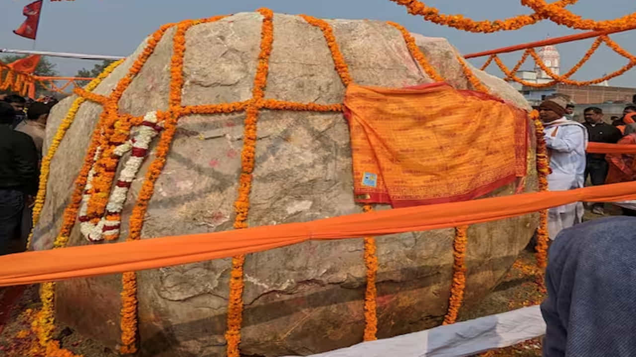 గర్భగుడిలో ఆ శ్రీరాముడి విగ్రహాన్ని 2024 జనవరి మూడో వారంలో ప్రధాని నరేంద్ర మోడీ ప్రతిష్టించే అవకాశం ఉన్నట్టుగా సమాచారం.