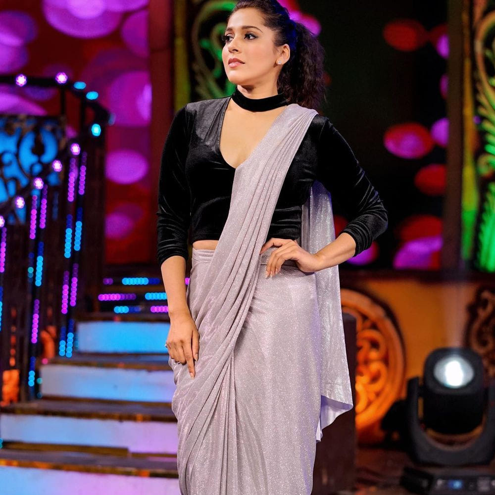 యాంకర్‌గా బుల్లి తెర ప్రేక్షకులను తన చలాకీ తనంలో ఆకట్టుకునే రష్మీ.. సోషల్‌ మీడియాలోనూ యాక్టివ్‌గా ఉంటుంది. తన లేటెస్ట్‌ ఫోటోలను ఎప్పటికప్పుడు అభిమానులతో పంచుకునే ఈ అమ్మడు తాజాగా చీర కట్టులో దిగిన కొన్ని ఫోటోలను పోస్ట్‌ చేసింది..	
