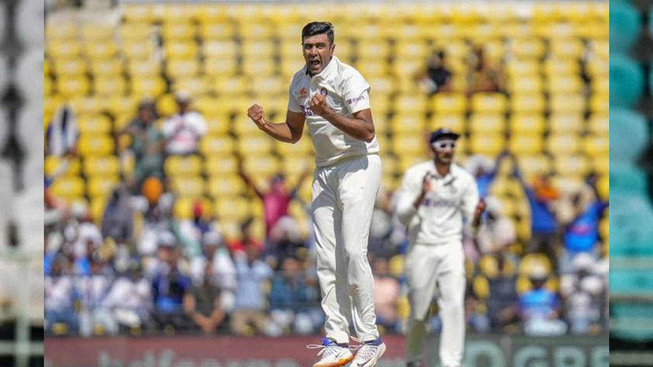 ఆర్ అశ్విన్ 864 రేటింగ్ పాయింట్లతో అగ్రస్థానానికి చేరుకున్నాడు. జేమ్స్ ఆండర్సన్ 859 రేటింగ్ పాయింట్లను కలిగి ఉన్నాడు. 2015లో తొలిసారిగా ఆర్ అశ్విన్ నంబర్ 1 టెస్ట్ బౌలర్ అయ్యాడు. 2016లో కూడా ఈ స్థానాన్ని దక్కించుకున్నాడు.