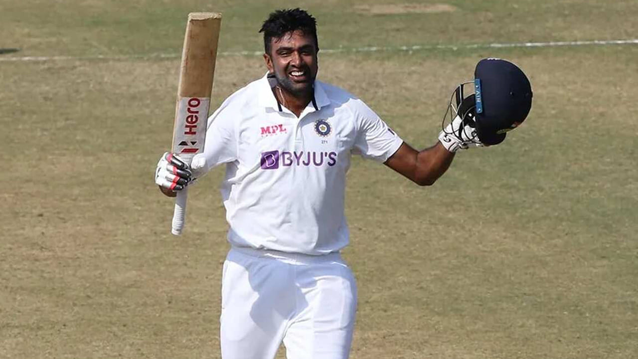 ఇంగ్లండ్ ఫాస్ట్ బౌలర్ జేమ్స్ అండర్సన్ను అశ్విన్ అధిగమించాడు. అండర్సన్ గత వారమే నంబర్ 1 స్థానానికి చేరుకున్నాడు. అయితే, తాజా ర్యాకింగ్స్లో అశ్విన్ ఆయనను వెనక్కునెట్టి, అగ్రస్థానం చేరాడు.