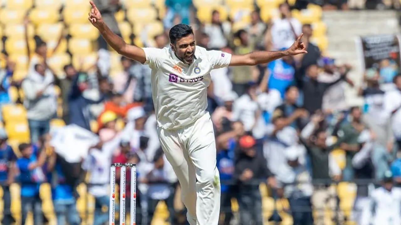 టెస్ట్ ఆల్రౌండర్ల జాబితాలో ఆర్ అశ్విన్ నంబర్ టూలో ఉన్నాడు. అదే సమయంలో రవీంద్ర జడేజా అగ్రస్థానంలో కొనసాగుతున్నాడు.