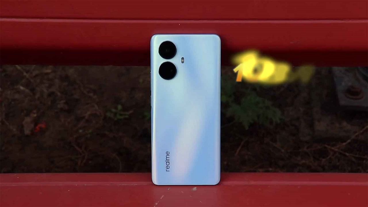 Realme 10 Pro Plus: ఇది ప్రీమియం కర్వ్డ్ 6.7-అంగుళాల ఫుల్ హెచ్ డీ ప్లస్ అమోల్డ్ డిస్‌ప్లే తో వస్తుంది. శక్తివంతమైన మీడియాటెక్ డైమెన్సిటీ 1080 చిప్‌సెట్ ఉంటుంది. 108 ఎంపీ ప్రైమరీ కెమెరాతో పాటు 8 ఎంపీ,  2 ఎంపీ కెమెరాలతో వస్తుంది. 6జీడీ ర్యామ్, 128జీడీ స్టోరేజ్ వేరియంట్ ధర రూ.24999గా ఉంది.