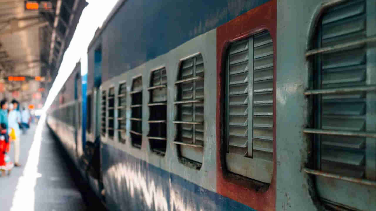 Viral: రైల్వేస్టేషన్‌లో తనిఖీలు.. టికెట్ లేకుండా దొరికిన ఇద్దరు వ్యక్తులు.. బ్యాగ్‌లు చెక్ చేయగా..