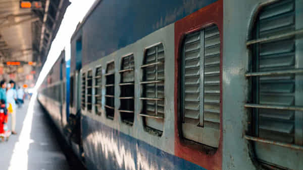 Viral: రైల్వేస్టేషన్లో తనిఖీలు.. టికెట్ లేకుండా దొరికిన ఇద్దరు వ్యక్తులు.. బ్యాగ్లు చెక్ చేయగా..