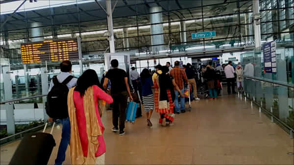 Hyderabad: టిప్టాప్గా వచ్చిన మహిళలు.. కొంచెం తేడా కొట్టడంతో స్కాన్ చేసిన అధికారులు.. ప్రైవట్ పార్ట్స్లో..