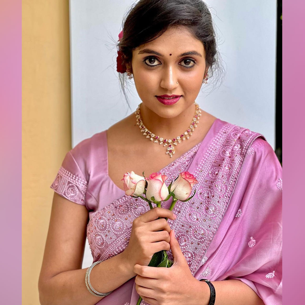 తొలి సినిమాతోనే బాక్సాఫీస్ వద్ద సెన్సెషన్ క్రియేట్ చేసింది. ఒక్కసినిమాతోనే పాన్ ఇండియా స్థాయిలో క్రేజ్ సంపాదించుకుంది. ఈ ముద్దుగుమ్మకు తెలుగులోనూ అభిమానులు ఉన్నారు. గుర్తుపట్టరా ? .. తనే సైరత్ బ్యూటీ ఆర్చీ.. 