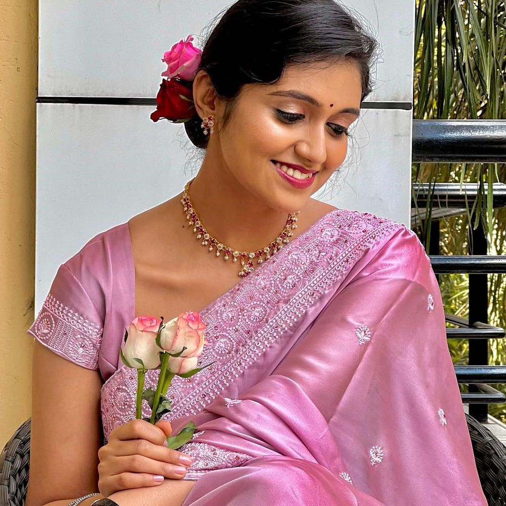 ఎప్పటికప్పుడు లేటేస్ట్ ఫోటోస్ షేర్ చేస్తూ.. అభిమానులతో టచ్ లో ఉంటుంది. తాజాగా లేత గులాబీ చీరకట్టులో చేతిలో అందమైన గులాబీలు పట్టుకుని ఫోటోలకు ఫోజులిచ్చింది. ప్రస్తుతం ఈ ముద్దుగుమ్మ షేర్ చేసిన ఫోటోస్ సోషల్ మీడియాలో వైరలవుతున్నాయి. 