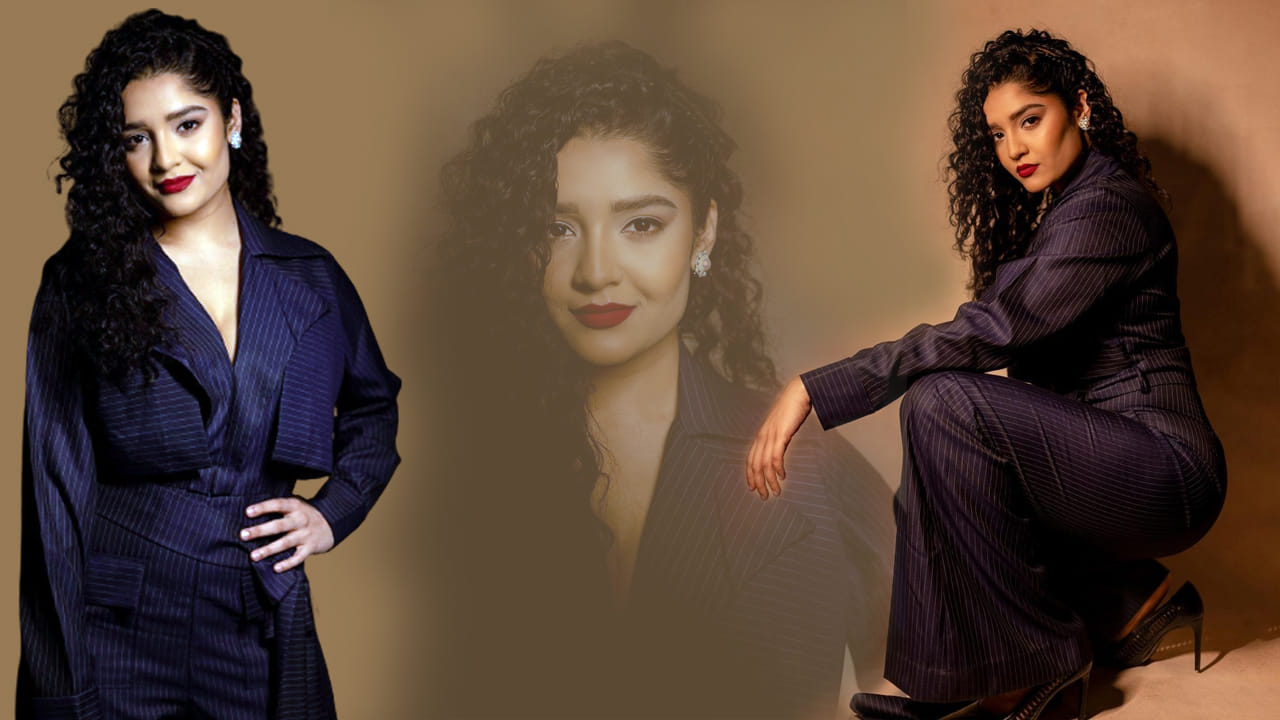 వెంకటేష్ నటించిన `గురు` చిత్రంతో తెలుగు వారికి పరిచయమైంది అందాల భామ రితికా సింగ్. ఈ సినిమాలో ఊర మాస్ క్యారెక్టర్ లో నటించి ఆకట్టుకుంది. నటిగా రీతికాకు మంచి మార్కులే వేసారు క్రిటిక్స్.తాజాగా రితిక సోషల్ మీడియాలో ఫొటోస్ షేర్ చేసింది. ఈ ఫొటోస్ ఇప్పుడు అందరిని ఆకర్షిస్తున్నాయి