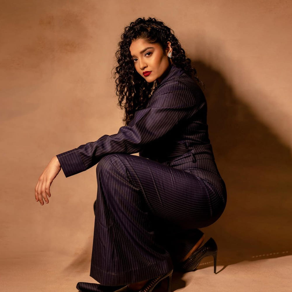 వెంకటేష్ నటించిన `గురు` చిత్రంతో తెలుగు వారికి పరిచయమైంది అందాల భామ రితికా సింగ్. ఈ సినిమాలో ఊర మాస్ క్యారెక్టర్ లో నటించి ఆకట్టుకుంది. నటిగా రీతికాకు మంచి మార్కులే వేసారు క్రిటిక్స్.తాజాగా రితిక సోషల్ మీడియాలో ఫొటోస్ షేర్ చేసింది. ఈ ఫొటోస్ ఇప్పుడు అందరిని ఆకర్షిస్తున్నాయి