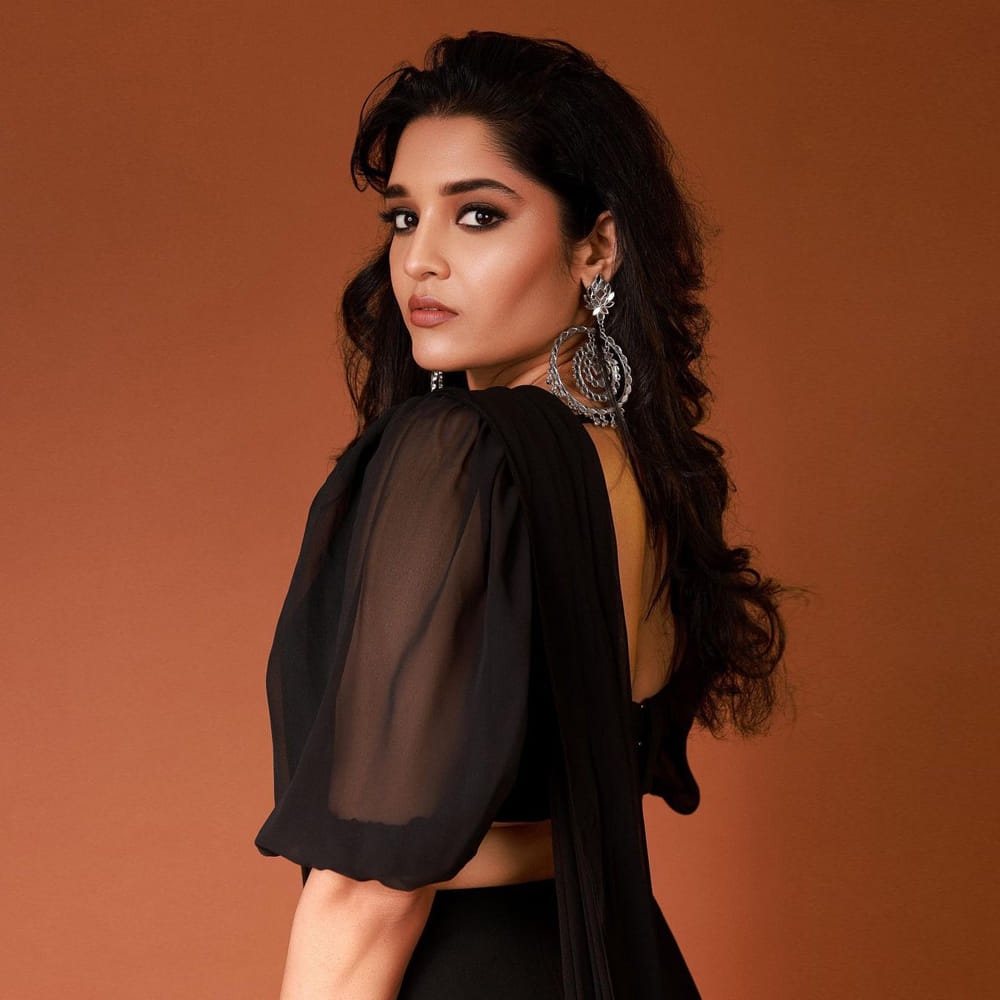 వెంకటేష్ నటించిన `గురు` చిత్రంతో తెలుగు వారికి పరిచయమైంది అందాల భామ రితికా సింగ్. ఈ సినిమాలో ఊర మాస్ క్యారెక్టర్ లో నటించి ఆకట్టుకుంది. నటిగా రీతికాకు మంచి మార్కులే వేసారు క్రిటిక్స్.తాజాగా రితిక సోషల్ మీడియాలో ఫొటోస్ షేర్ చేసింది. ఈ ఫొటోస్ ఇప్పుడు అందరిని ఆకర్షిస్తున్నాయి