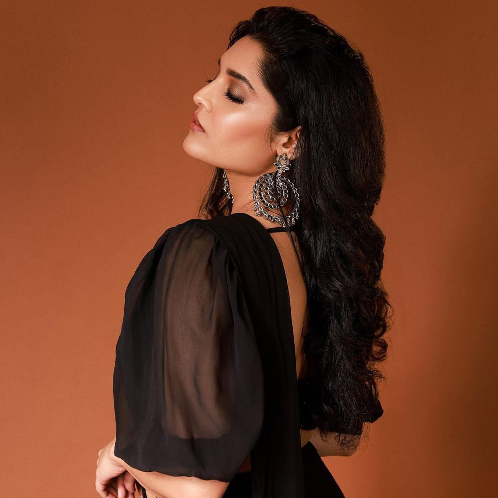 వెంకటేష్ నటించిన `గురు` చిత్రంతో తెలుగు వారికి పరిచయమైంది అందాల భామ రితికా సింగ్. ఈ సినిమాలో ఊర మాస్ క్యారెక్టర్ లో నటించి ఆకట్టుకుంది. నటిగా రీతికాకు మంచి మార్కులే వేసారు క్రిటిక్స్.తాజాగా రితిక సోషల్ మీడియాలో ఫొటోస్ షేర్ చేసింది. ఈ ఫొటోస్ ఇప్పుడు అందరిని ఆకర్షిస్తున్నాయి