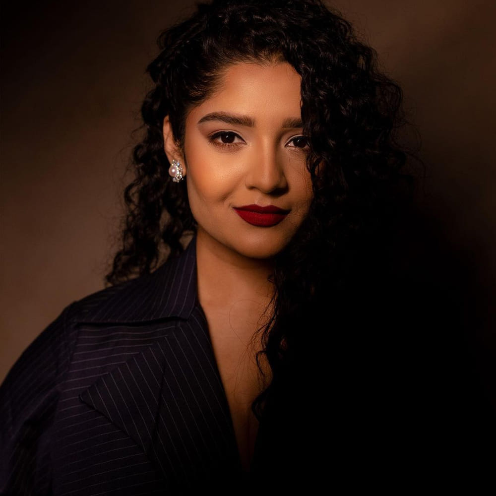 వెంకటేష్ నటించిన `గురు` చిత్రంతో తెలుగు వారికి పరిచయమైంది అందాల భామ రితికా సింగ్. ఈ సినిమాలో ఊర మాస్ క్యారెక్టర్ లో నటించి ఆకట్టుకుంది. నటిగా రీతికాకు మంచి మార్కులే వేసారు క్రిటిక్స్.తాజాగా రితిక సోషల్ మీడియాలో ఫొటోస్ షేర్ చేసింది. ఈ ఫొటోస్ ఇప్పుడు అందరిని ఆకర్షిస్తున్నాయి