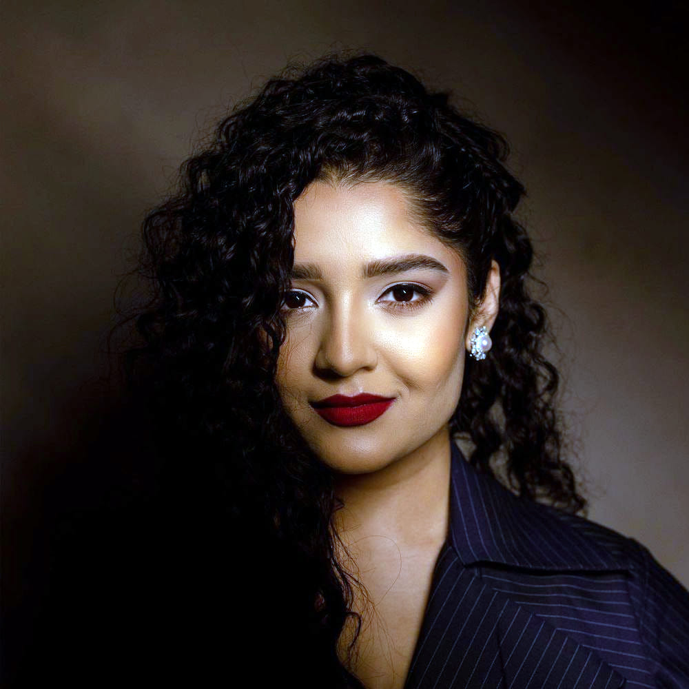 వెంకటేష్ నటించిన `గురు` చిత్రంతో తెలుగు వారికి పరిచయమైంది అందాల భామ రితికా సింగ్. ఈ సినిమాలో ఊర మాస్ క్యారెక్టర్ లో నటించి ఆకట్టుకుంది. నటిగా రీతికాకు మంచి మార్కులే వేసారు క్రిటిక్స్.తాజాగా రితిక సోషల్ మీడియాలో ఫొటోస్ షేర్ చేసింది. ఈ ఫొటోస్ ఇప్పుడు అందరిని ఆకర్షిస్తున్నాయి