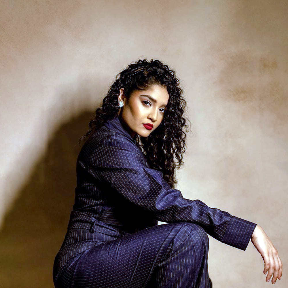 వెంకటేష్ నటించిన `గురు` చిత్రంతో తెలుగు వారికి పరిచయమైంది అందాల భామ రితికా సింగ్. ఈ సినిమాలో ఊర మాస్ క్యారెక్టర్ లో నటించి ఆకట్టుకుంది. నటిగా రీతికాకు మంచి మార్కులే వేసారు క్రిటిక్స్.తాజాగా రితిక సోషల్ మీడియాలో ఫొటోస్ షేర్ చేసింది. ఈ ఫొటోస్ ఇప్పుడు అందరిని ఆకర్షిస్తున్నాయి