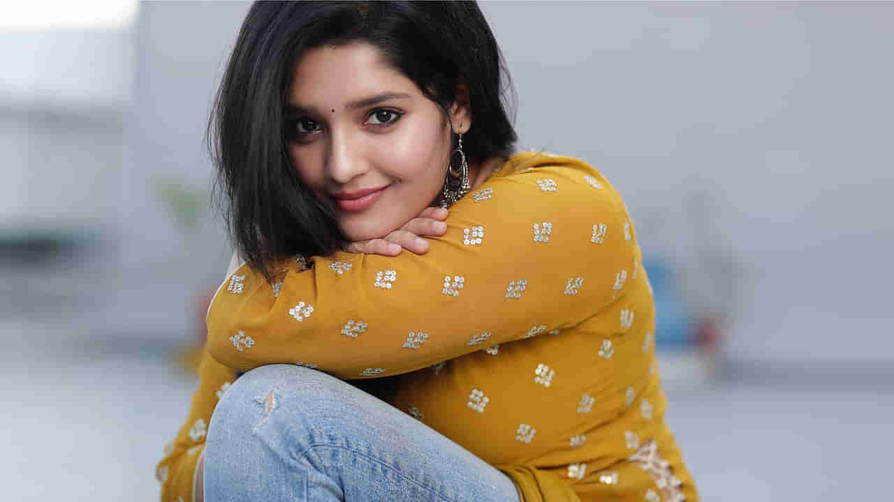 Ritika Singh: హీరోయిన్ పై రిపొర్టర్స్ ఫైర్.. స్టేజ్ పైనే క్షమాపణలు చెప్పిన రితికా సింగ్.. ఏం జరిగిందంటే..