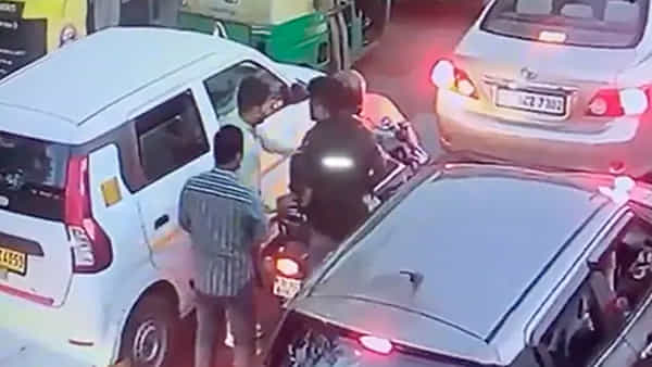 Watch Video: నాలుగు సెకండ్లలో రూ. 40 లక్షలు మాయం.. సంచలనం సృష్టిస్తున్న వీడియో..!