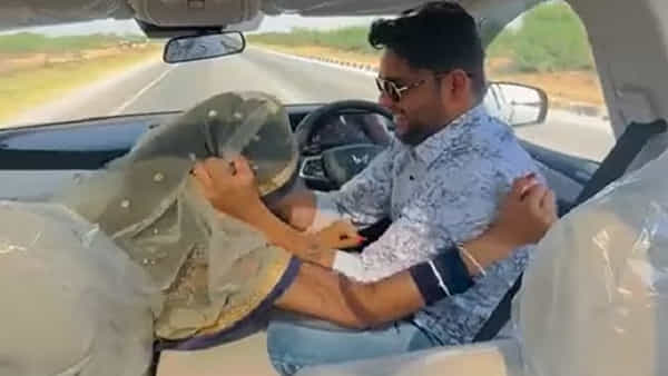 Watch: ఓరీ నీ సరదా తగలెట్టా..! భార్య కోరిందని కారులోనే ఆటలాడుతూ.. డ్రైవింగ్ గాలికోదిలేసాడు..! చివరకు..