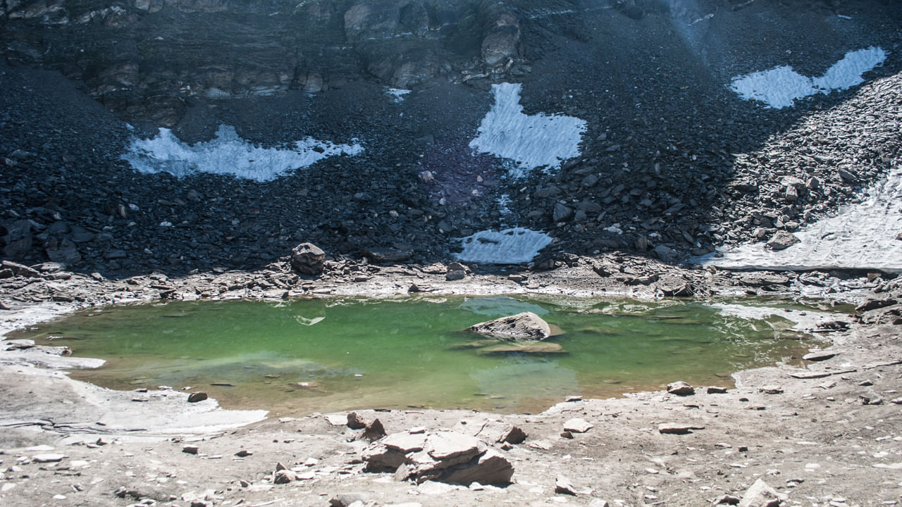 uttarkhand-roopkund
హిమాలయాలలోని రూప్‌కుండ్ సరస్సు శాపంగా పరిగణించబడుతుంది. సరస్సు చుట్టూ మగ అస్థిపంజరాలు ఉన్నాయని చెబుతుంటారు.  దీనికి కారణం ఇక్కడి స్వయంకృతాపరాధమేనని ప్రజలు విశ్వసిస్తారు. ఉత్తరాఖండ్‌లోని ఈ సరస్సు దగ్గరకు వెళ్లేందుకు ఎవరూ సాహసించరు. మరి కొందరు ఇక్కడికి ఒక్కసారి వెళ్లిన వారు తిరిగి రారని చెబుతుంటారు. అయితే, ఈ ప్రదేశం చాలా అందంగా ఉన్నప్పటికీ, ఎవరూ ఇక్కడికి వెళ్లడానికి సాహసించరు.