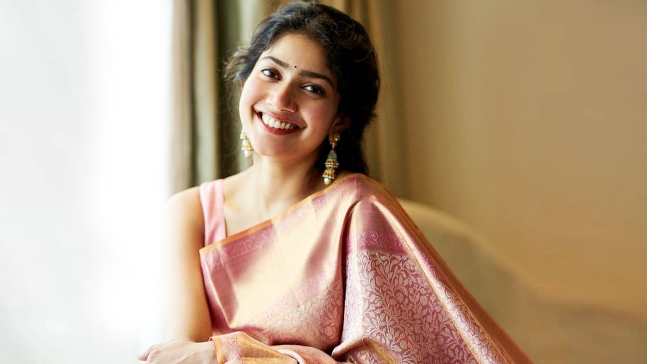 Sai Pallavi: ఒక్క సినిమా కోసం 2 ఏళ్లు కాల్షిట్స్ ఇచ్చిన సాయి పల్లవి.. ఏ మూవీ అంటే ?..