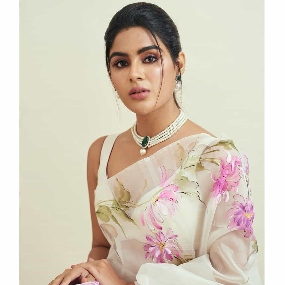 తెలుగు చిత్రపరిశ్రమలోకి ఎంట్రీ ఇచ్చిన మలయాళీ ముద్దుగుమ్మలు సూపర్ హిట్స్ అందుకుంటున్నారు. అందం, అభినయంతో ప్రేక్షకులను కట్టిపడేస్తున్నారు. ఇప్పుడు అదే క్రేజ్ను దక్కించుకుంది హీరోయిన్ సంయుక్త మీనన్.