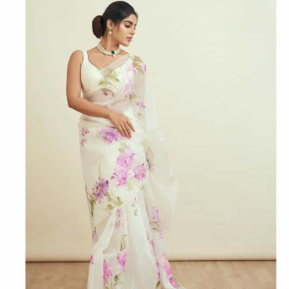 ప్రస్తుతం సోషల్ మీడియాలో సంయుక్తకు 2.2 మిలియన్ ఫాలోవర్స్ ఉన్నారు. ఎప్పటికప్పుడు లేటేస్ట్ ఫోటోస్ షేర్ చేస్తూ అభిమానులను ఆకట్టుకుంటుంది సంయుక్త.