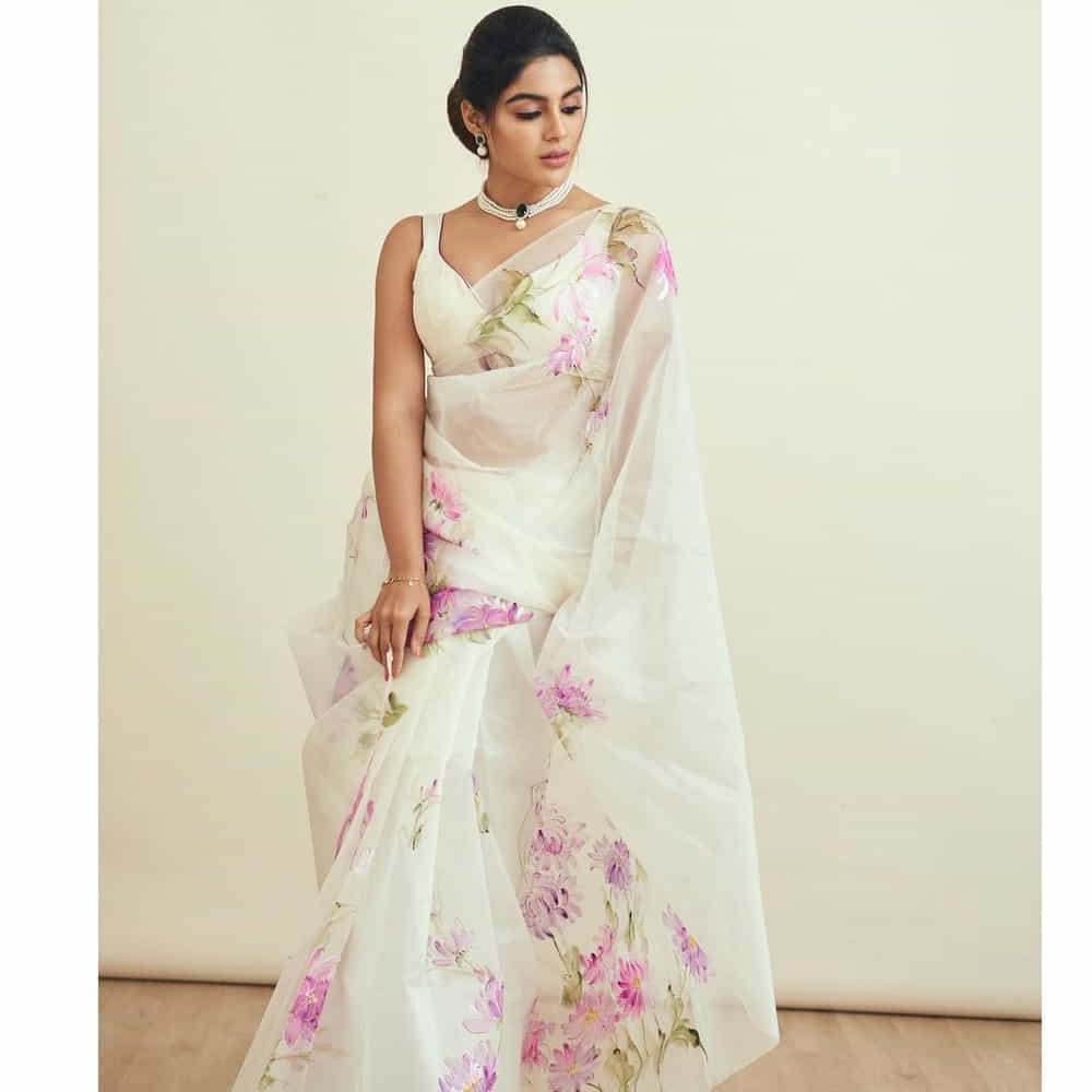 ఇప్పటివరకు సంప్రదాయ లుక్ లో కనిపించి అలరించిన సంయుక్త ఇప్పుడు డ్రెస్సింగ్ లుక్స్ మార్చింది. గ్లామర్ షోకు ఛాన్స్ ఇవ్వకుండా.. అందంగా క్యూట్ గా కనిపిస్తూనే మైమరపిస్తోంది.