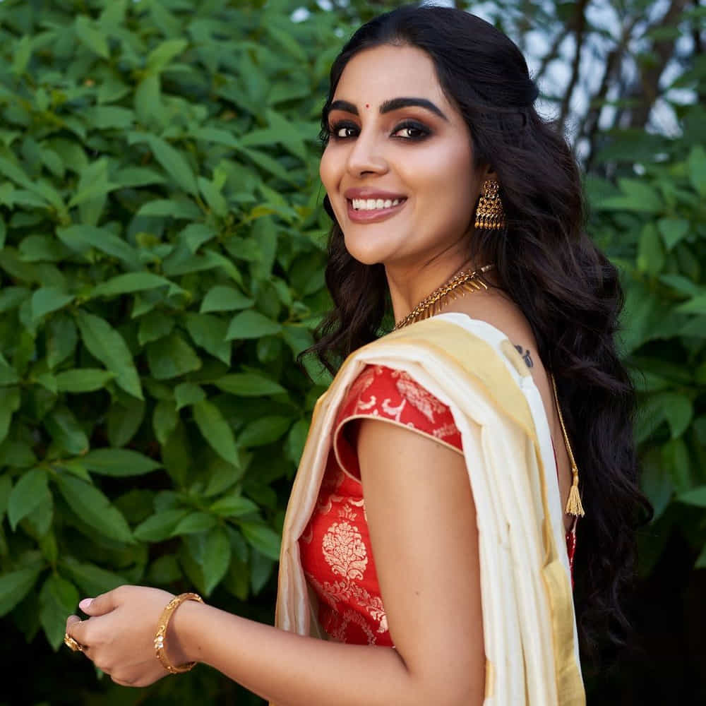 చూపులతోనే గిలిగింతలు పెట్టేస్తోన్న సంయుక్త.. తెలుగు తెరపై మలయాళీ కుట్టి క్రేజ్ మాములుగా లేదుగా..